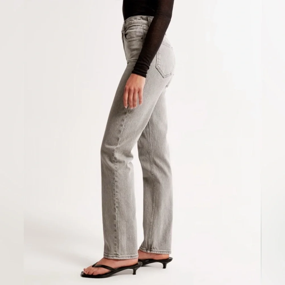 Abercrombie & Fitch Ultra High Rise 90s Straight Jean in Gray